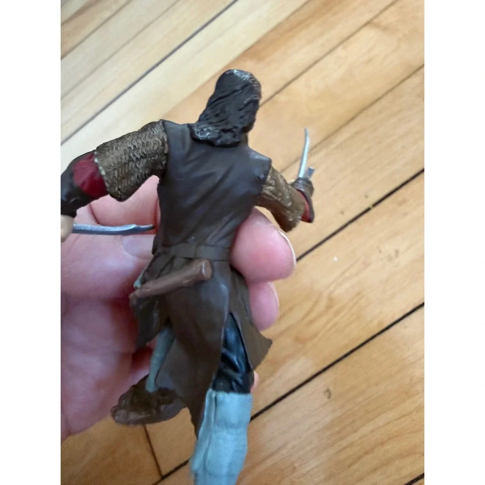 Lord of the‎ Rings Aragorn action figure with swords